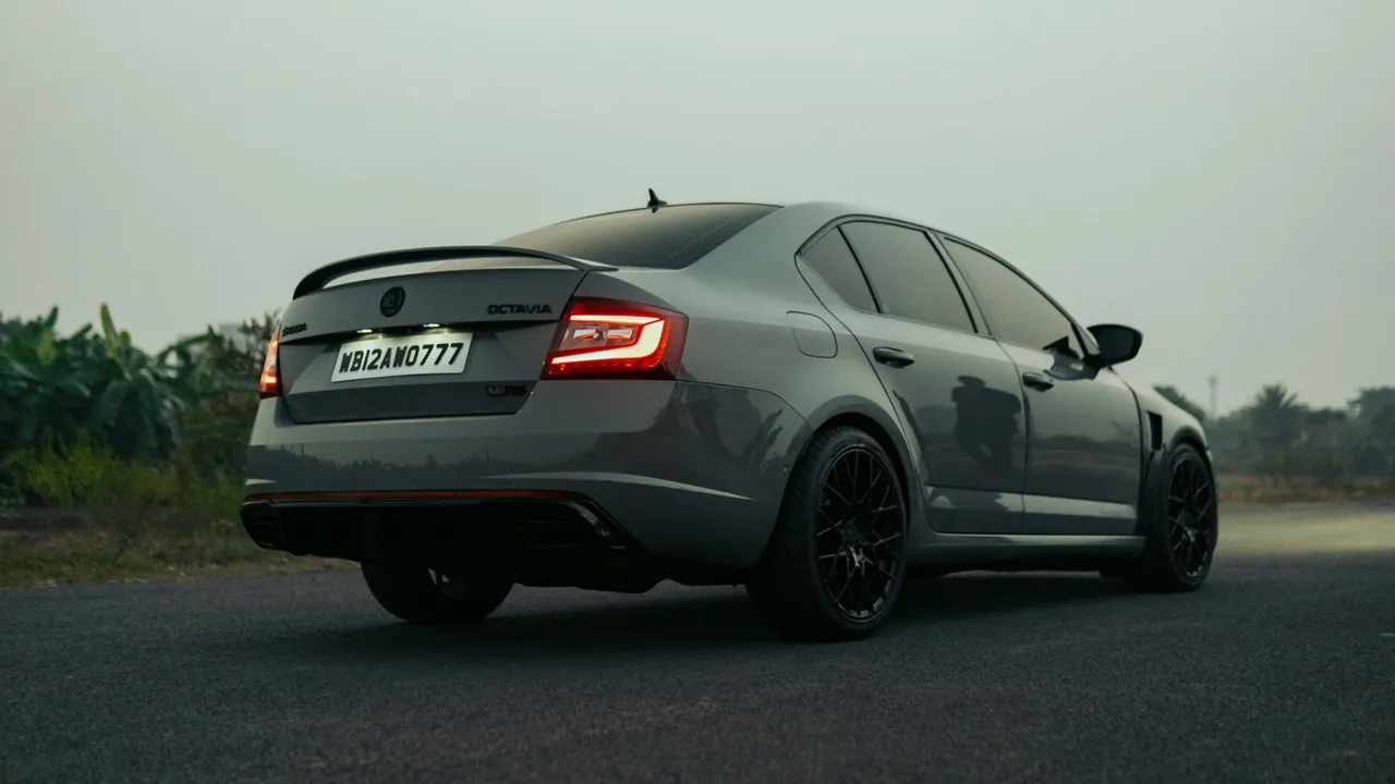 Skoda Octavia berline familiale stationnée, vue de trois quarts avant