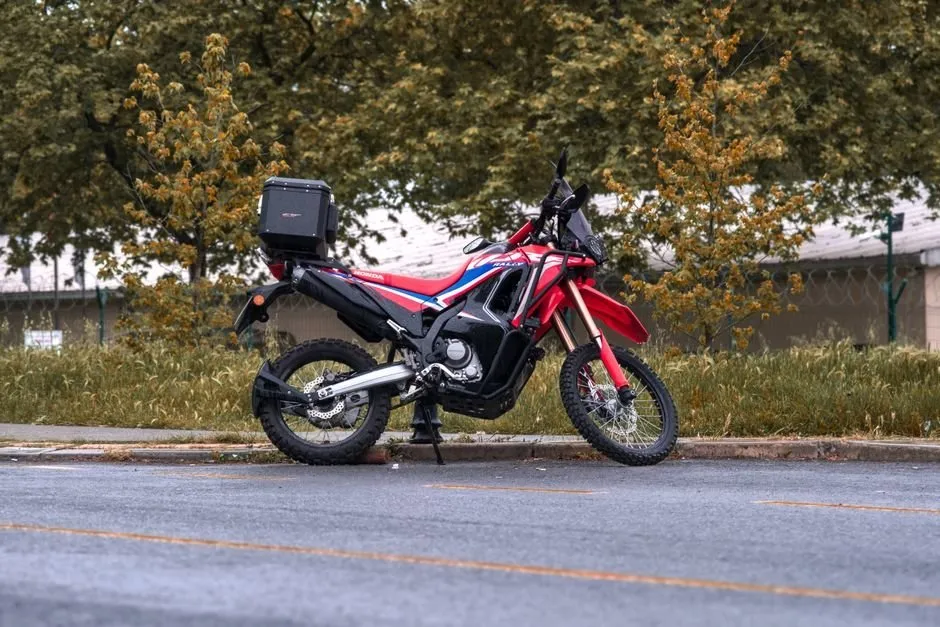 Honda X-ADV 750, maxi scooter au style trail vu de trois quarts avant