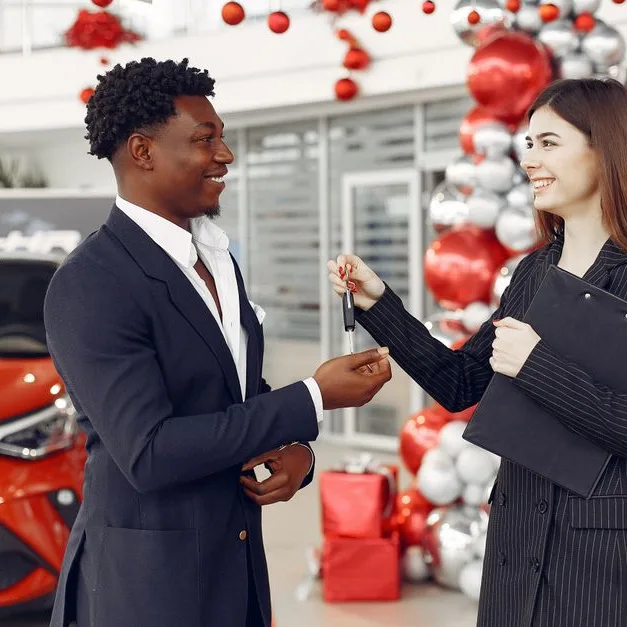 Remise des clés après négociation du prix d'une voiture d'occasion